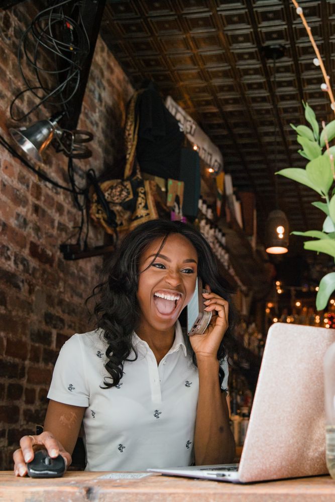 Dona de café a receber uma encomenda ao telefone