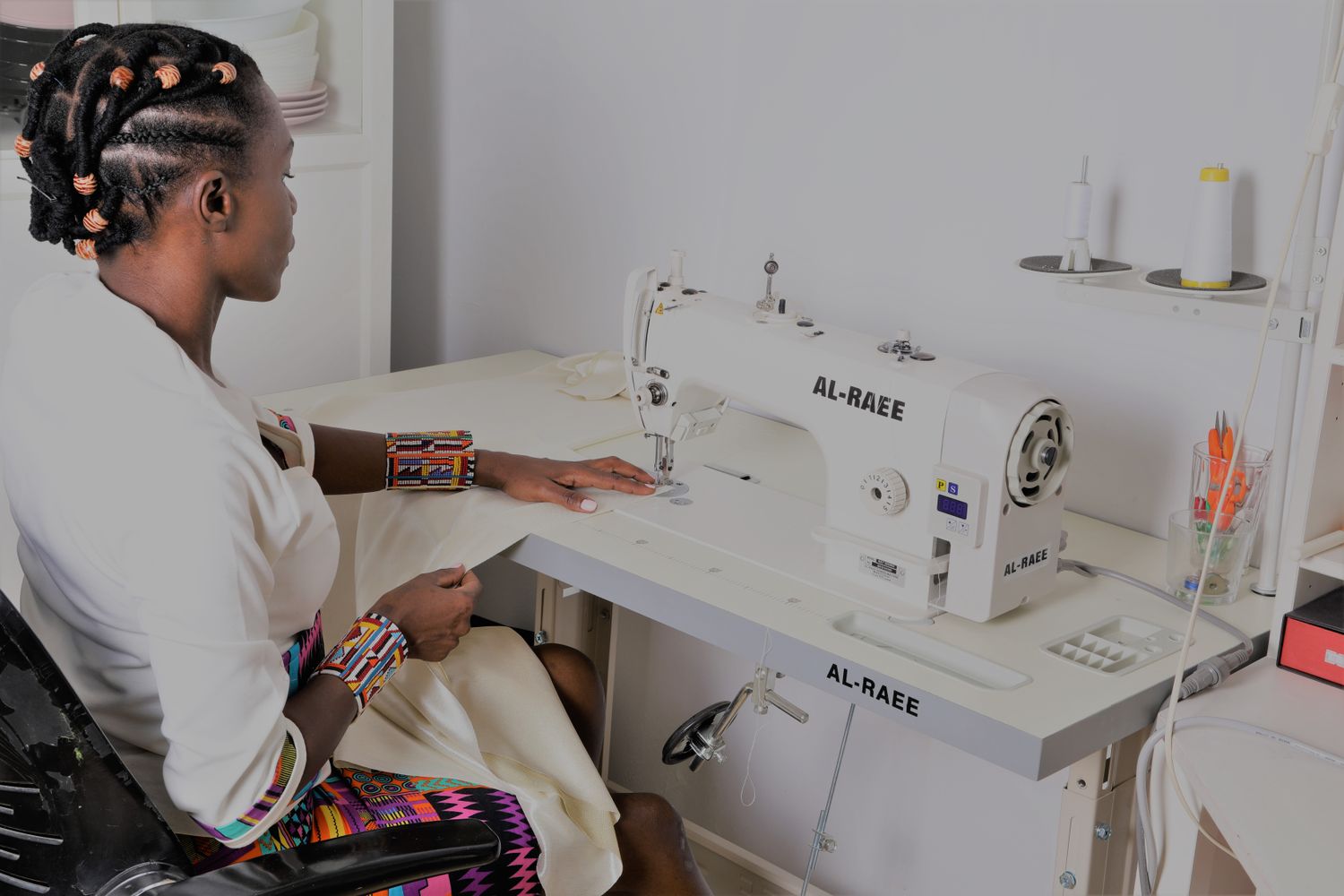 Costureira num ateliê de moda